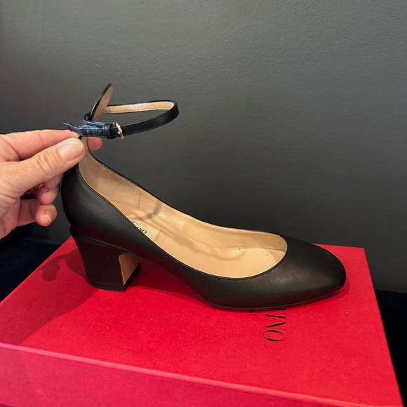 Valentino Garavani Ankle-Strap Pumps - Picture 2 of 7